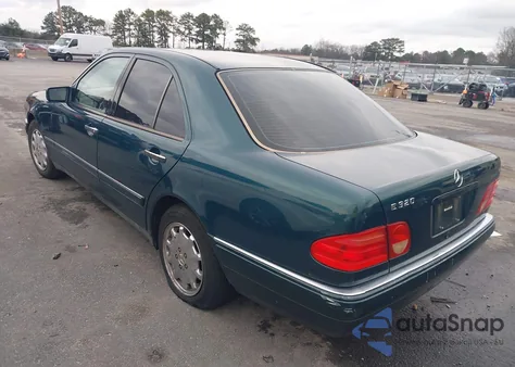 1998 Mercedes-Benz E 320 z USA, uszkodzony, nr VIN WDBJF65F2WA675501